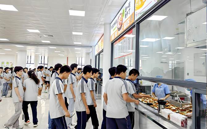 商校食堂下課開餐現場圖片,有序排隊中